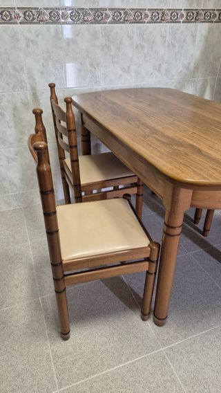 Mesa y sillas de cocina