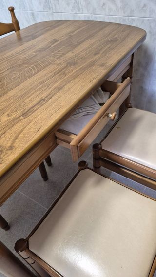 Mesa y sillas de cocina