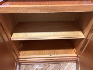 Estantería de madera con puertas