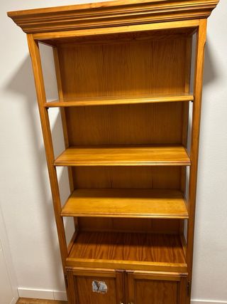 Estantería de madera con puertas