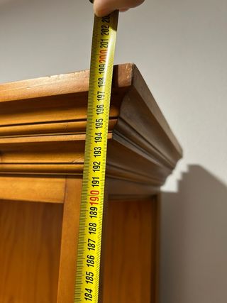 Estantería de madera con puertas