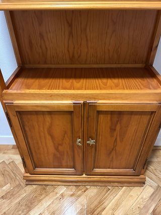 Estantería de madera con puertas
