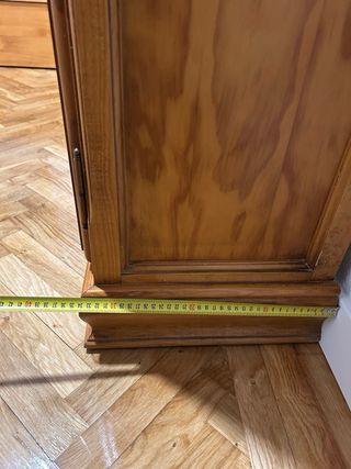 Estantería de madera con puertas