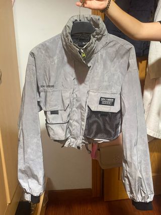 Chaqueta corta reflectante Bershka