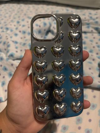 Funda iPhone 15 Corazones Plateados