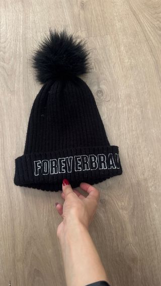 Gorro de invierno negro con pompón