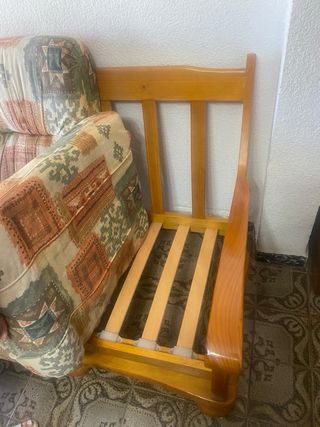 Sofá de tres plazas, sillones y mesita de comedor