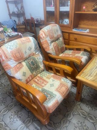 Sofá de tres plazas, sillones y mesita de comedor