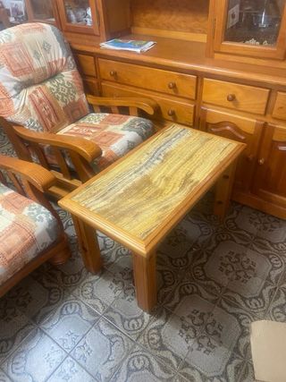 Sofá de tres plazas, sillones y mesita de comedor
