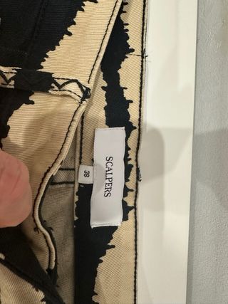 Pantalón tobillero acampanado estampado