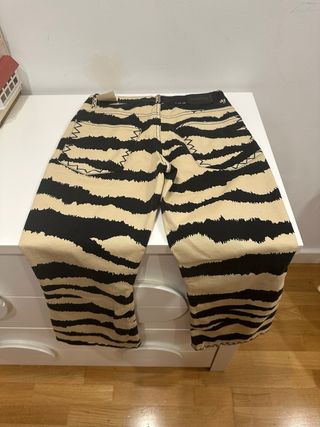 Pantalón tobillero acampanado estampado