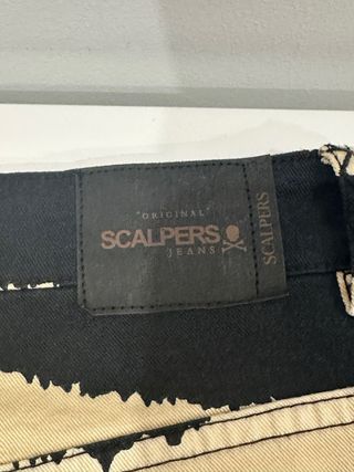 Pantalón tobillero acampanado estampado