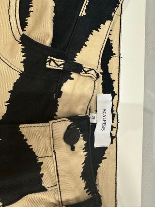 Pantalón tobillero acampanado estampado