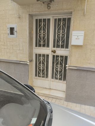 Puerta de entrada de hierro forjado