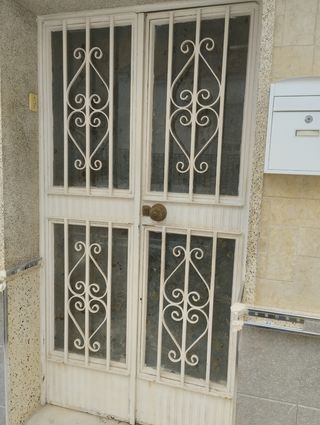 Puerta de entrada de hierro forjado