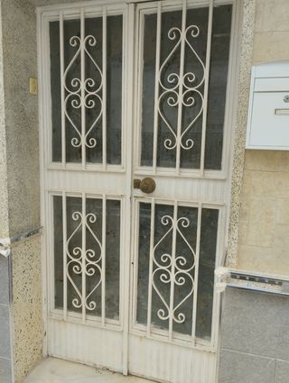 Puerta de entrada de hierro forjado