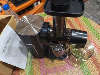 Exprimidor negro con accesorios