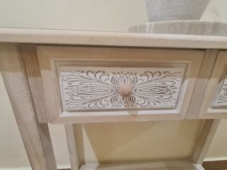 Consola de madera beige y blanca