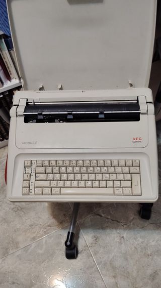 Máquina de escribir eléctrica Olympia Carrera S