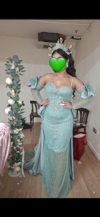 Vestido pedrería con corona y pendientes