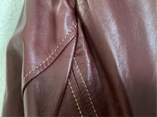 Chaqueta de piel bovina color burdeos