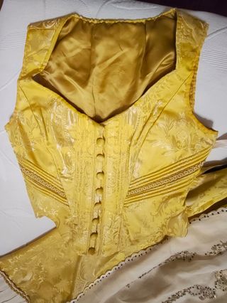 Traje de huertana de seda con zapatos 