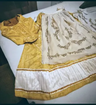 Traje de huertana de seda con zapatos 