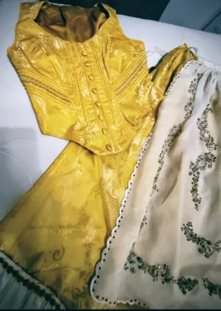 Traje de huertana de seda con zapatos 