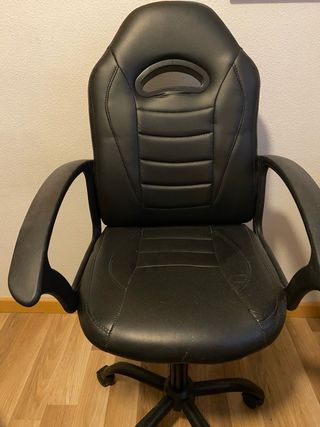 Silla de oficina negra con ruedas