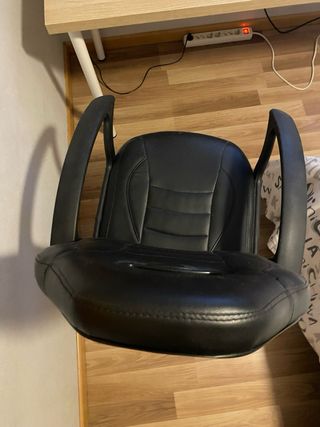 Silla de oficina negra con ruedas