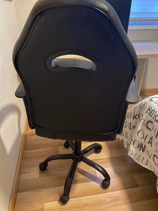 Silla de oficina negra con ruedas