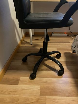 Silla de oficina negra con ruedas