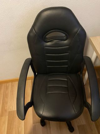 Silla de oficina negra con ruedas