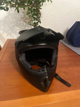Casco de moto todo negro cn gafas 