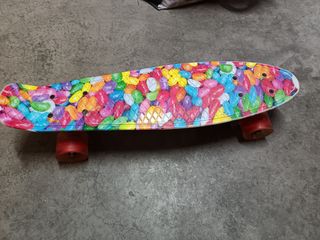 Monopatín y luces en las ruedas