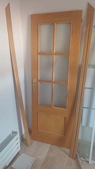 Puerta de madera con cristales