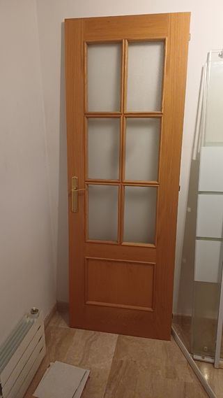 Puerta de madera con cristales
