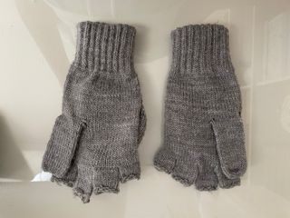 Guantes sin dedos con capucha grises