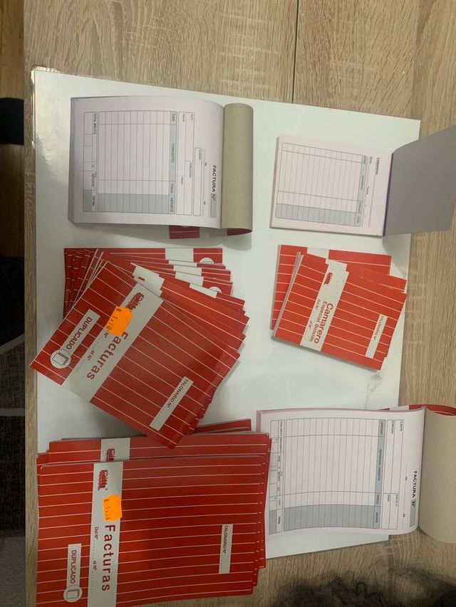 Lote de comanderos y facturas