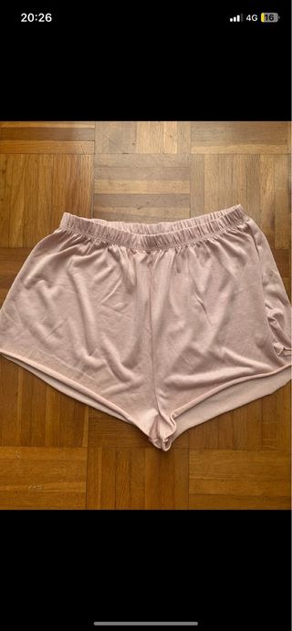 Pantalón corto rosa veraniego y fluido