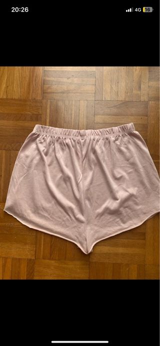 Pantalón corto rosa veraniego y fluido