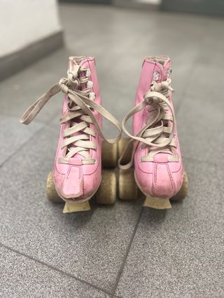 Patines rosas de cuatro ruedas
