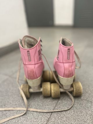 Patines rosas de cuatro ruedas