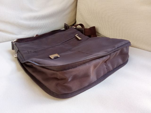 Bolso bandolera marrón multibolsillos