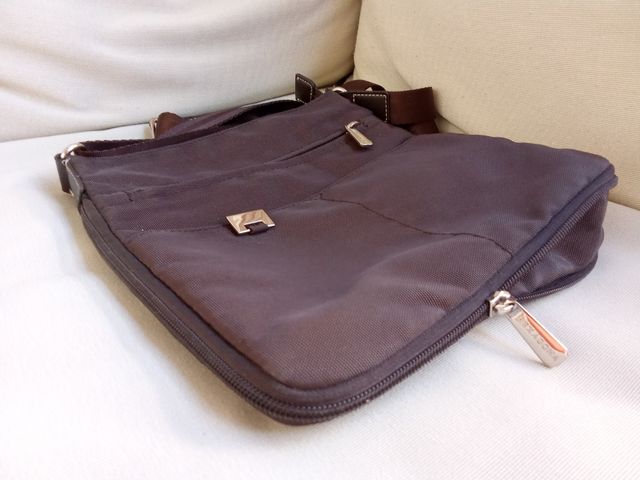 Bolso bandolera marrón multibolsillos