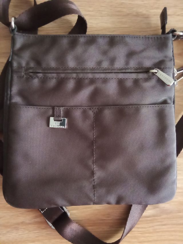 Bolso bandolera marrón multibolsillos