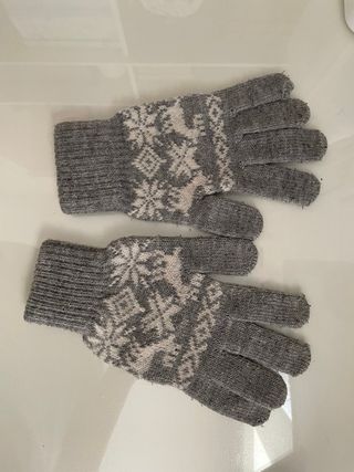 Guantes de punto grises y blancos