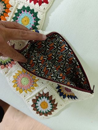 Bolso ganchillo hecho a mano multicolor.

