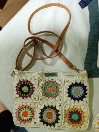 Bolso ganchillo hecho a mano multicolor.
