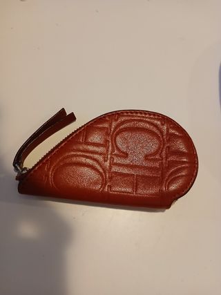 Cartera de piel roja con logo
